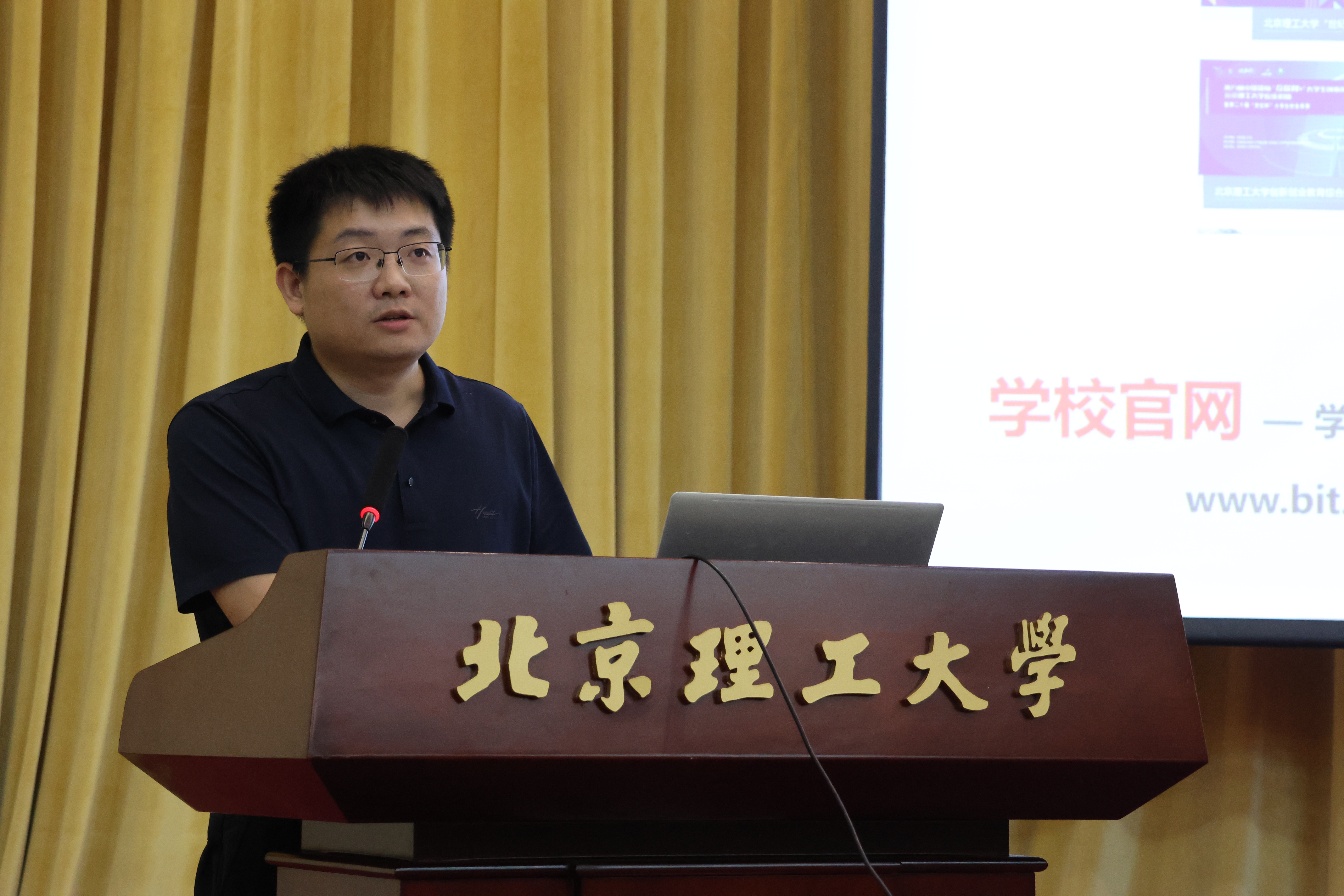 李老师91自拍
介绍.jpg